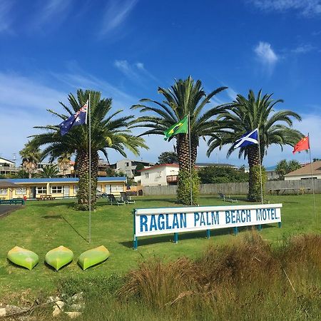 Raglan Palm Beach Motel Екстер'єр фото
