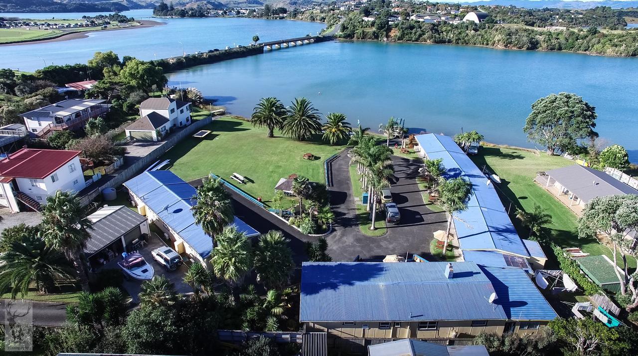 Raglan Palm Beach Motel Екстер'єр фото