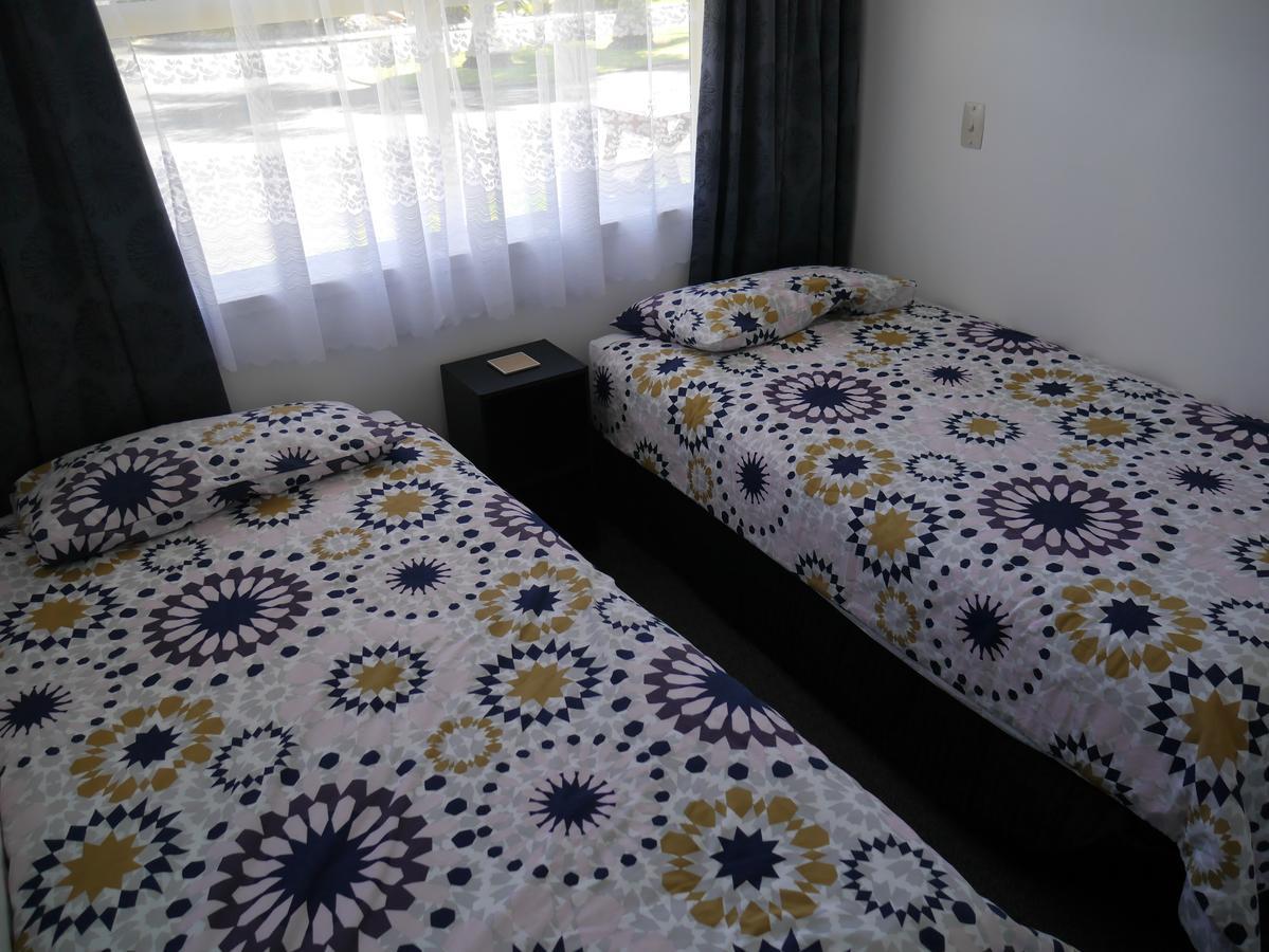 Raglan Palm Beach Motel Екстер'єр фото