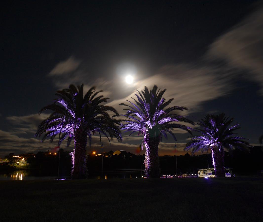 Raglan Palm Beach Motel Екстер'єр фото