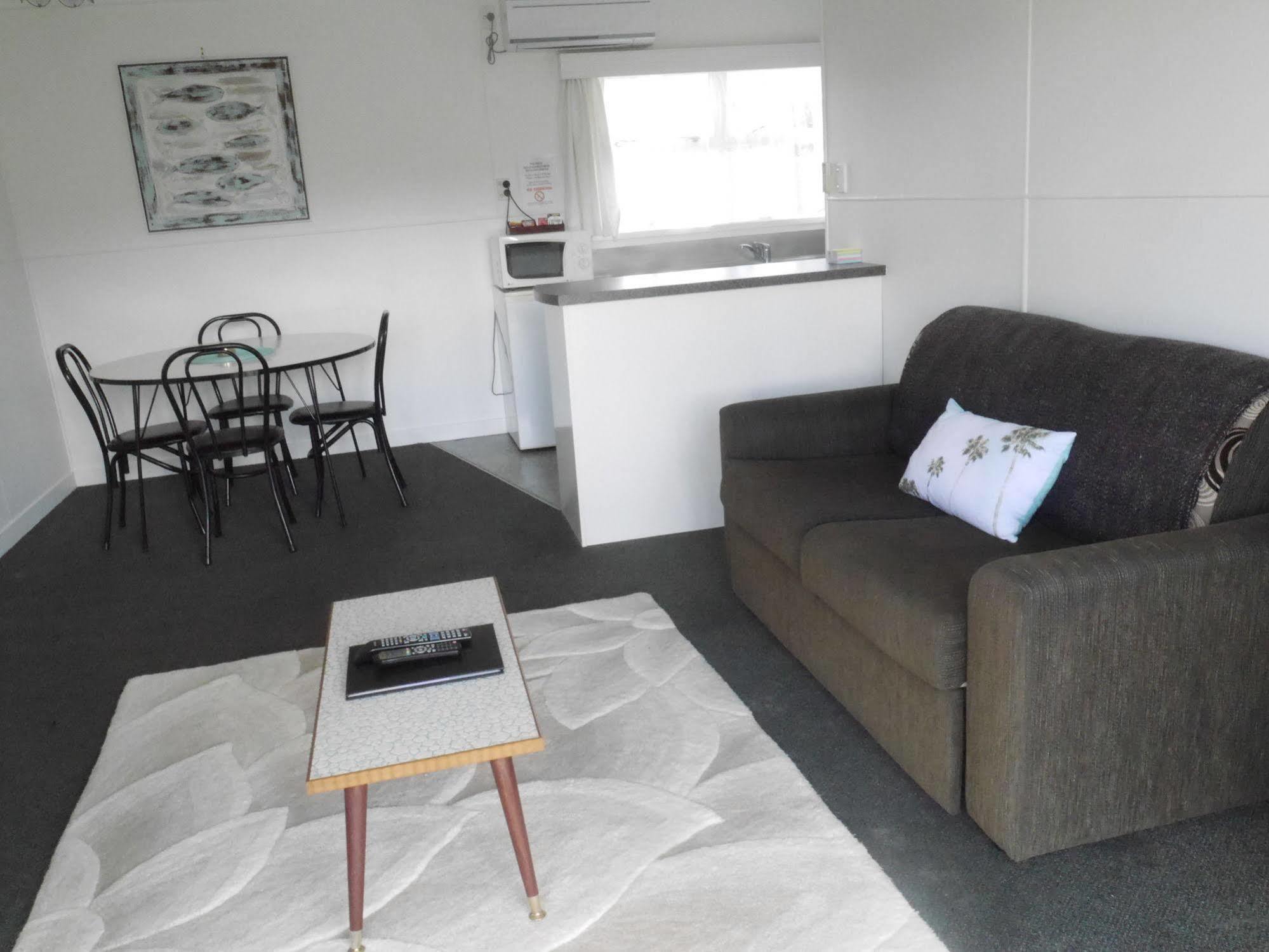 Raglan Palm Beach Motel Екстер'єр фото