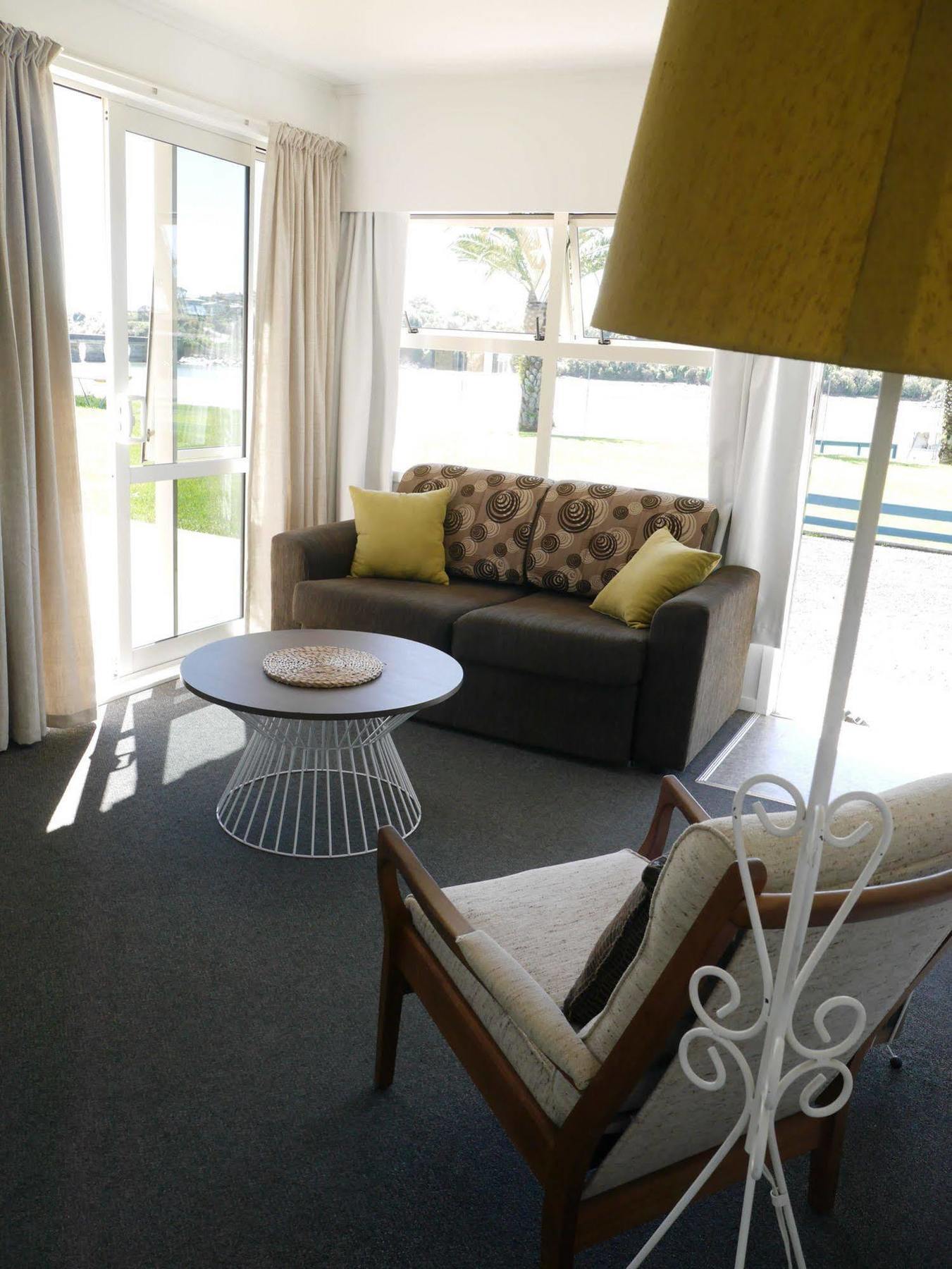 Raglan Palm Beach Motel Екстер'єр фото