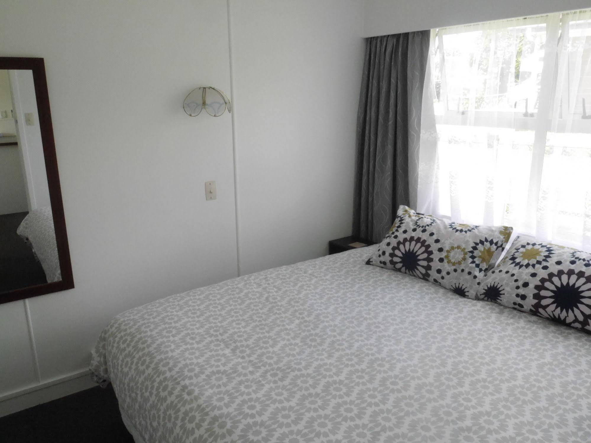 Raglan Palm Beach Motel Екстер'єр фото