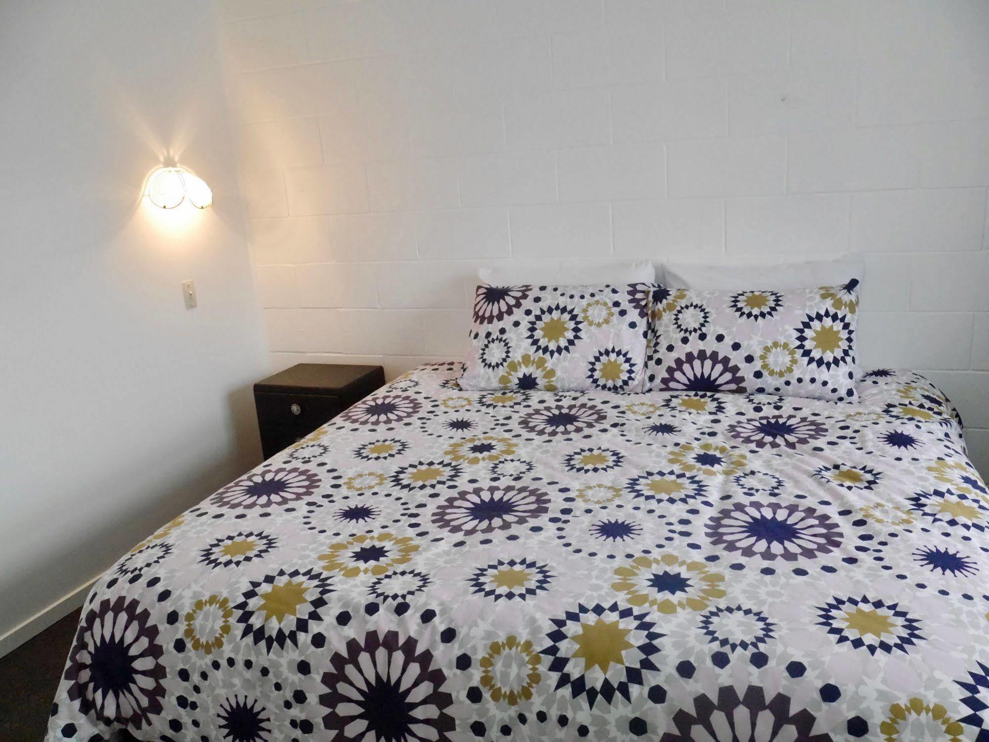 Raglan Palm Beach Motel Екстер'єр фото