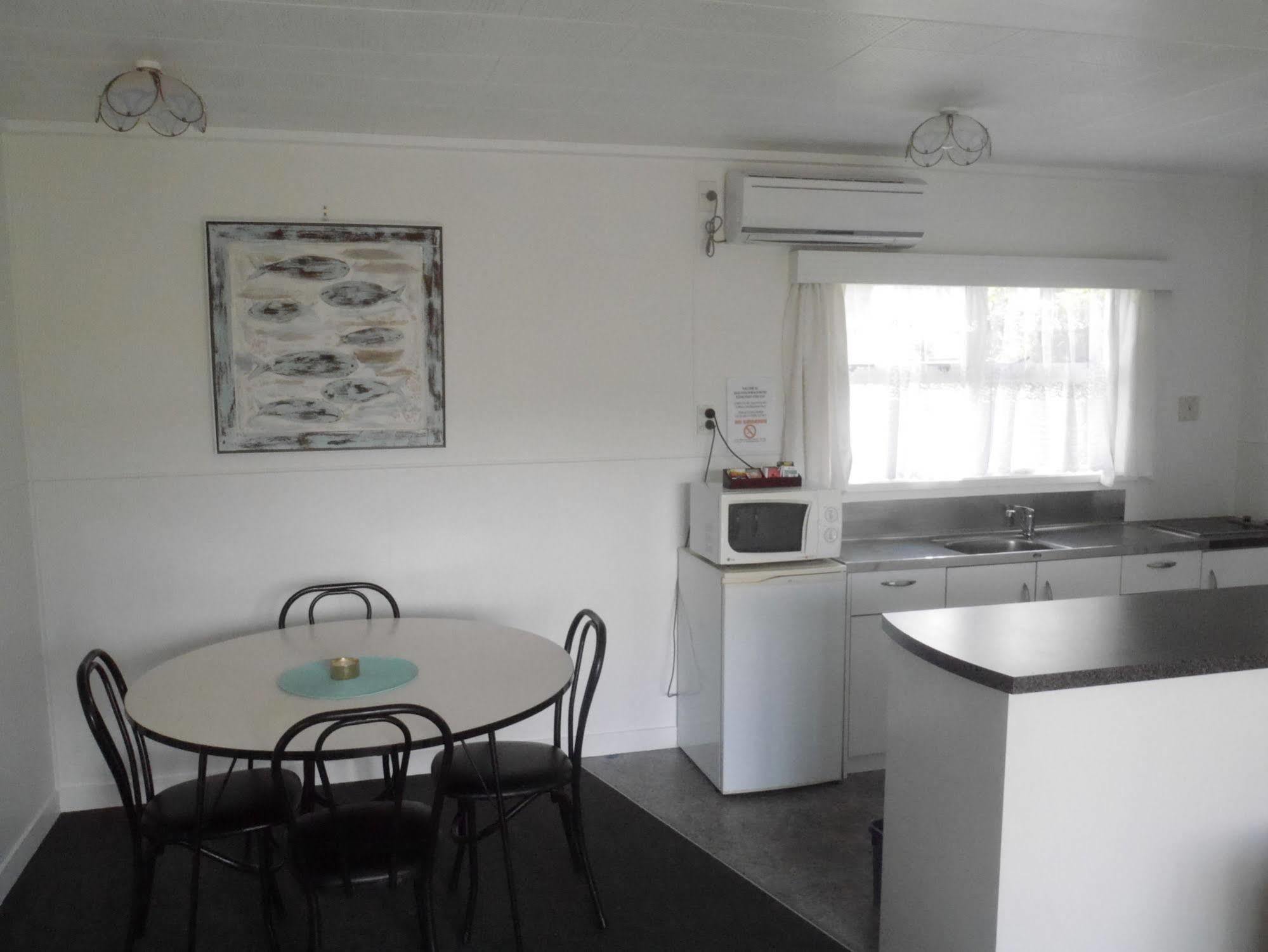 Raglan Palm Beach Motel Екстер'єр фото
