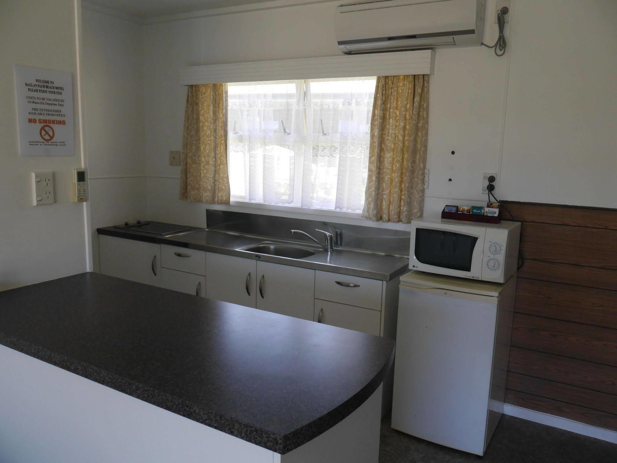 Raglan Palm Beach Motel Екстер'єр фото