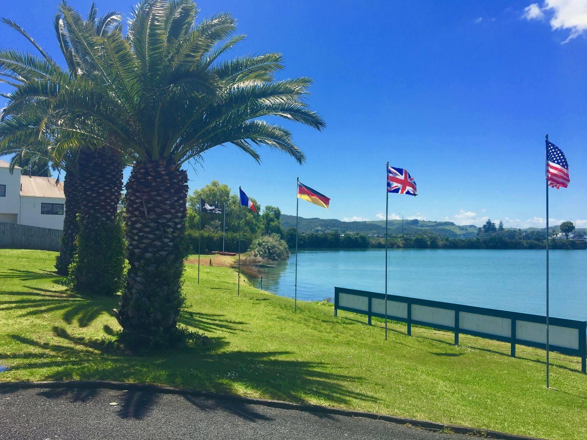 Raglan Palm Beach Motel Екстер'єр фото